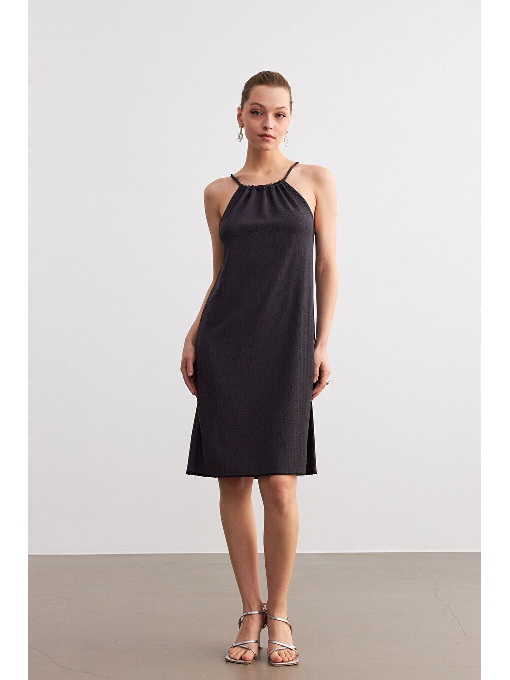 Kadın Antrasit Boyundan Bağlamalı Krinkıl Mini Elbise-1