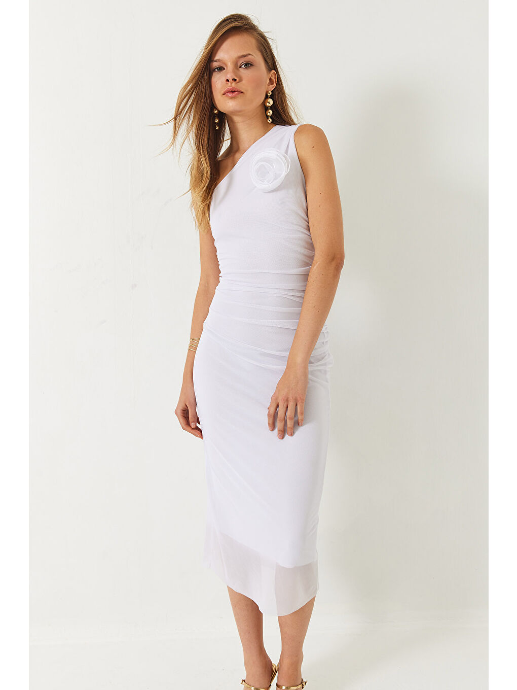 Beyaz Kadın Astarlı Seyyar Gül Aksesuarlı Midi Boy Tül Elbise-5