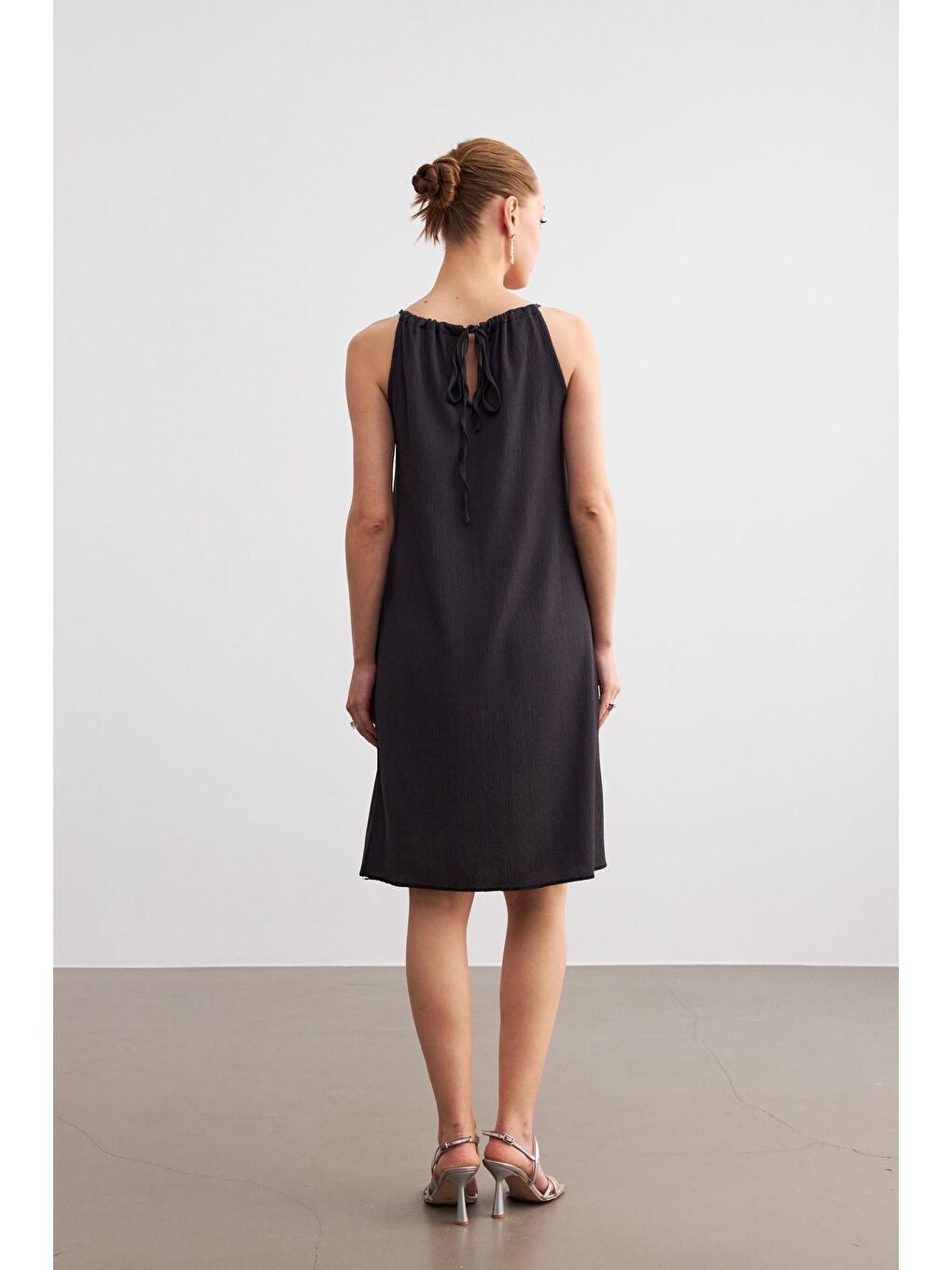 Kadın Antrasit Boyundan Bağlamalı Krinkıl Mini Elbise-4