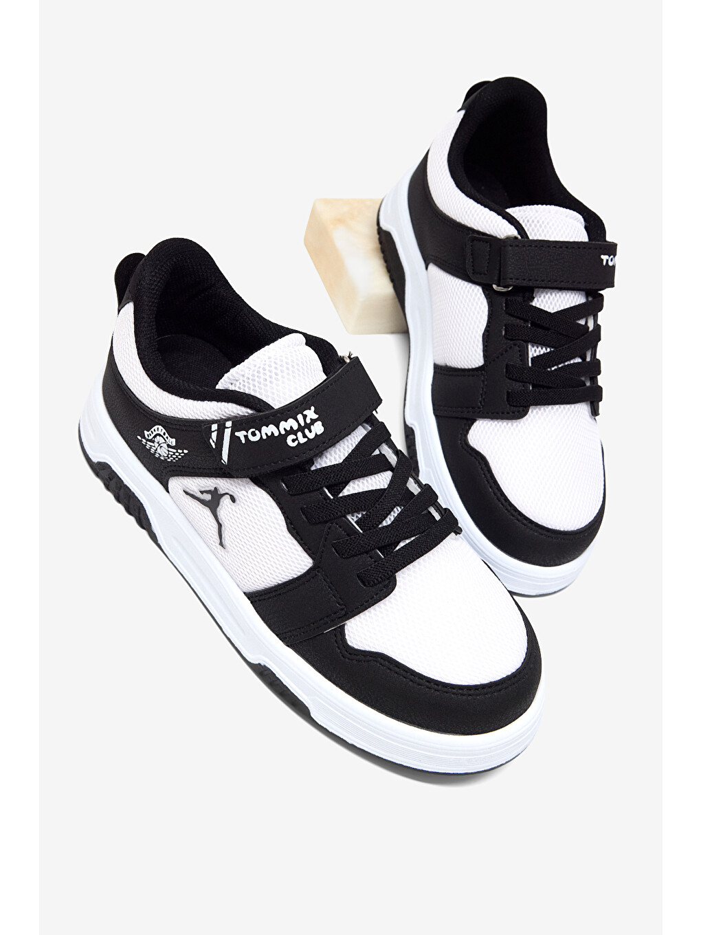 Çocuk Unisex Siyah Beyaz Rahat Kalıp Ortopedik Cırtlı Sneaker-1