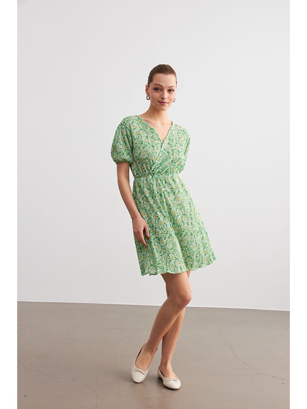 Kadın Yeşil Flower Desen Kruvaze Yaka Pliseli Beli Lastikli Mini Boy Elbise-1