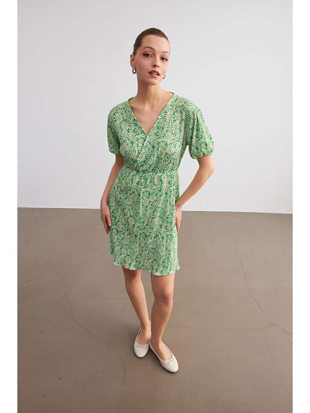 Kadın Yeşil Flower Desen Kruvaze Yaka Pliseli Beli Lastikli Mini Boy Elbise-2