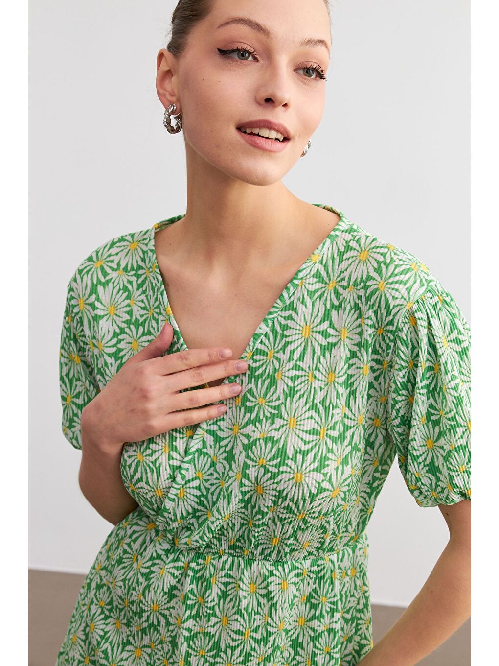 Kadın Yeşil Flower Desen Kruvaze Yaka Pliseli Beli Lastikli Mini Boy Elbise-3