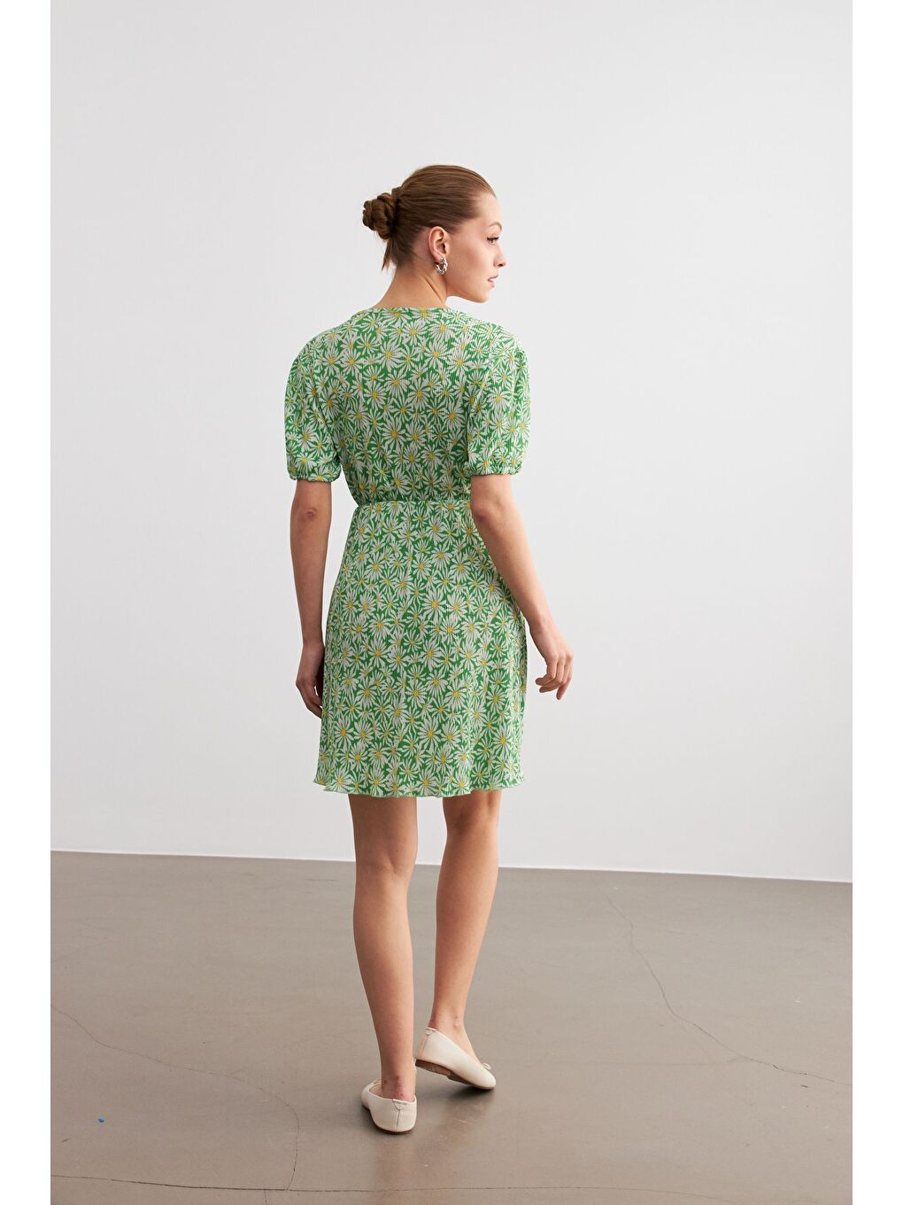 Kadın Yeşil Flower Desen Kruvaze Yaka Pliseli Beli Lastikli Mini Boy Elbise-4