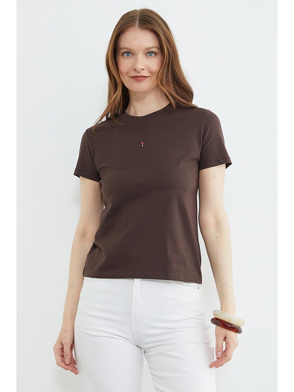 Kahverengi Anahtar Aksesuarlı Bisiklet Yaka Tişört-1