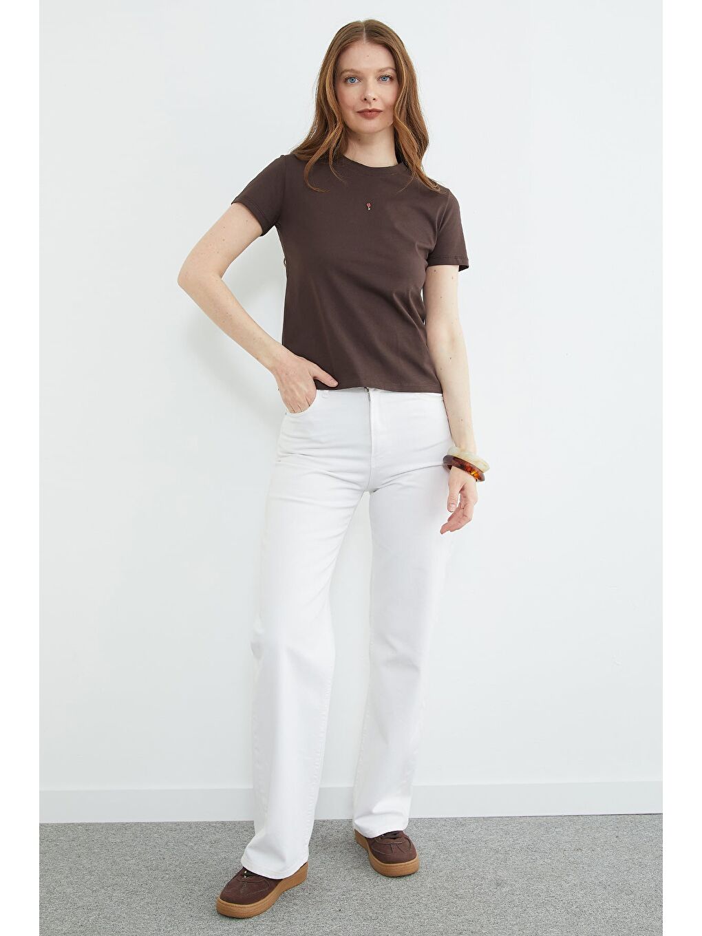 Kahverengi Anahtar Aksesuarlı Bisiklet Yaka Tişört-2