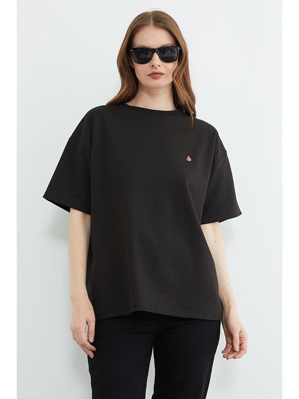 Siyah Metal Aksesuarlı Bisiklet Yaka Oversize Tişört-1