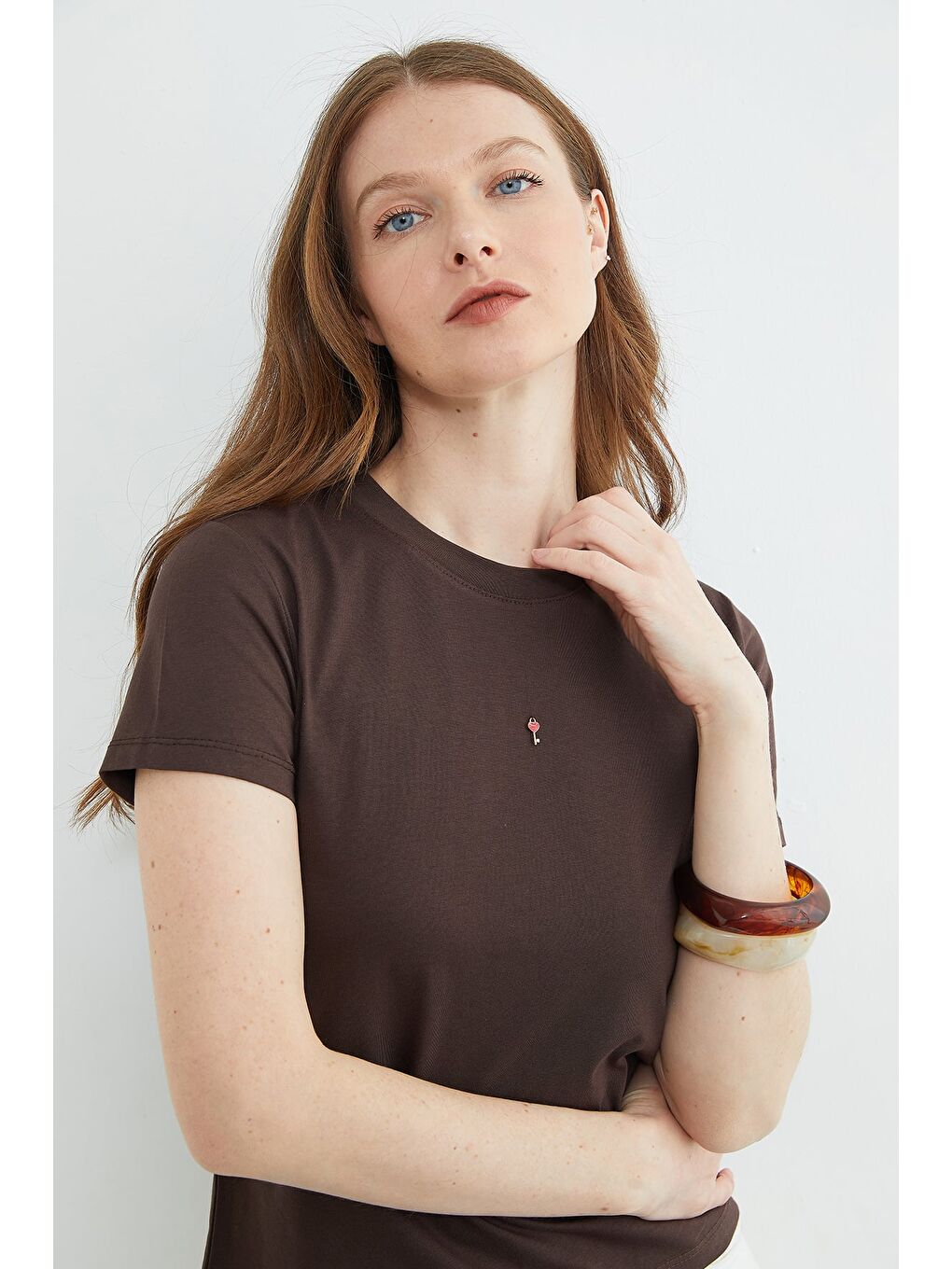 Kahverengi Anahtar Aksesuarlı Bisiklet Yaka Tişört-4