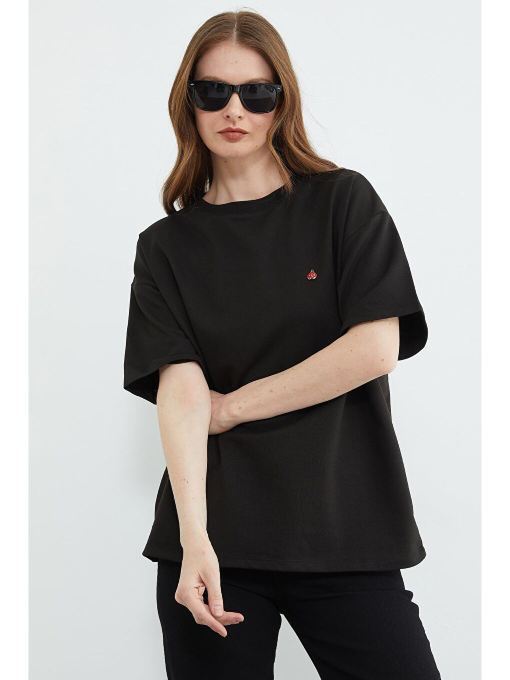 Siyah Metal Aksesuarlı Bisiklet Yaka Oversize Tişört-3