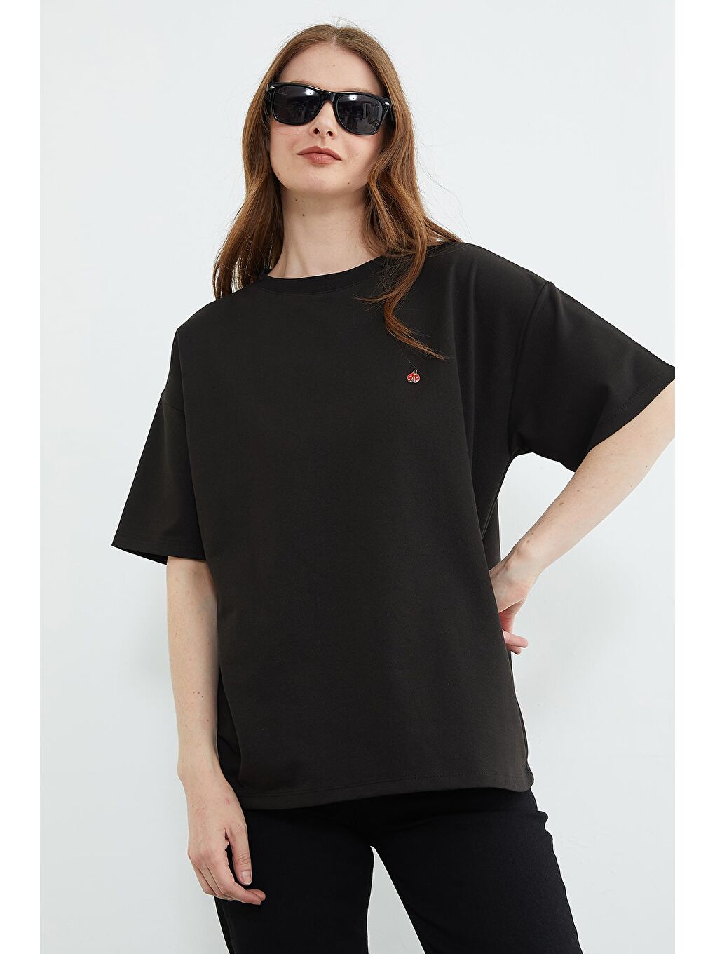 Siyah Metal Aksesuarlı Bisiklet Yaka Oversize Tişört-4