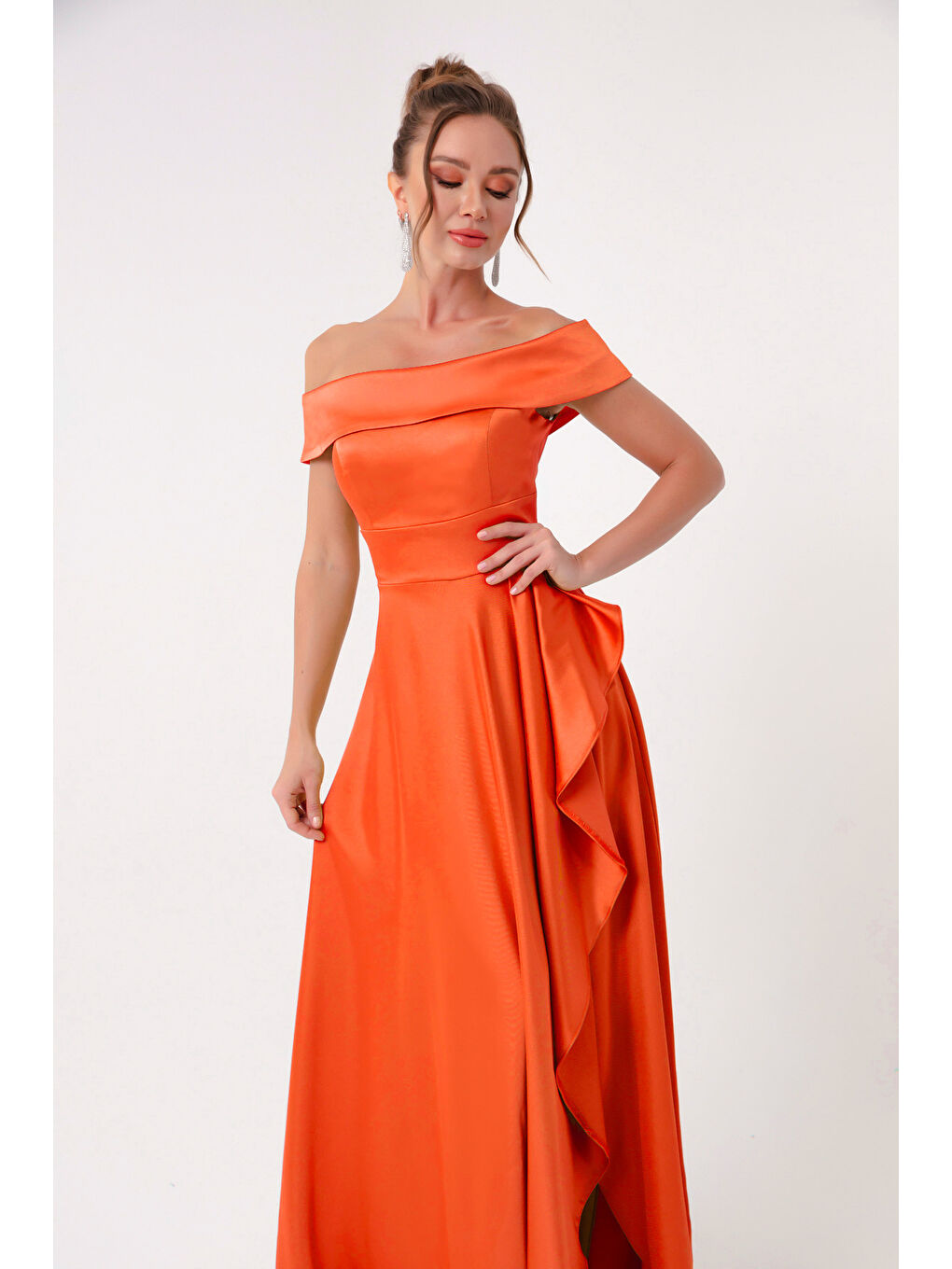 Kadın Turuncu Kayık Yaka Saten Abiye & Mezuniyet Elbisesi
