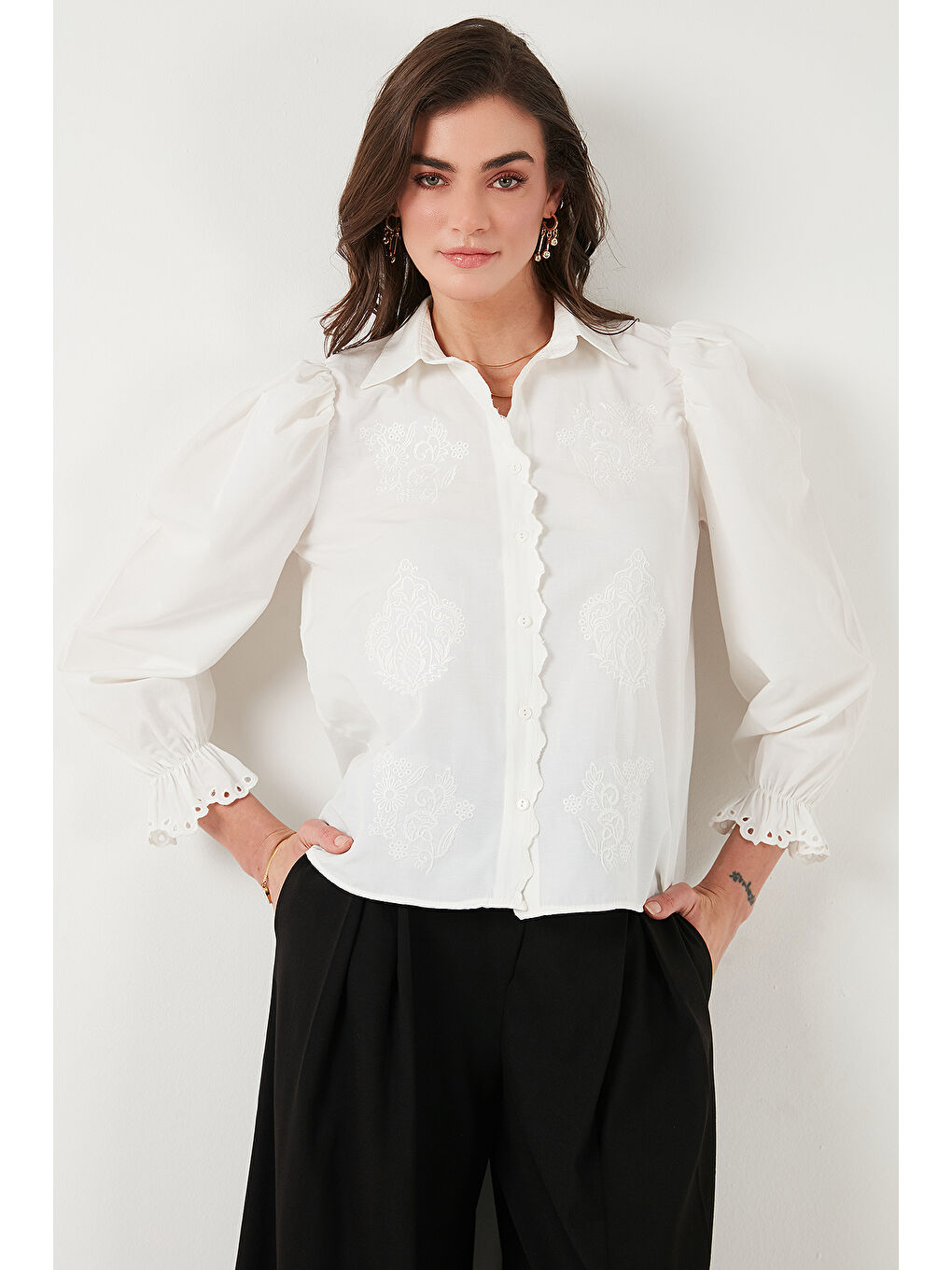 Ekru Pamuklu Slim Fit Nakışlı Balon Kol Gömlek 676208-1