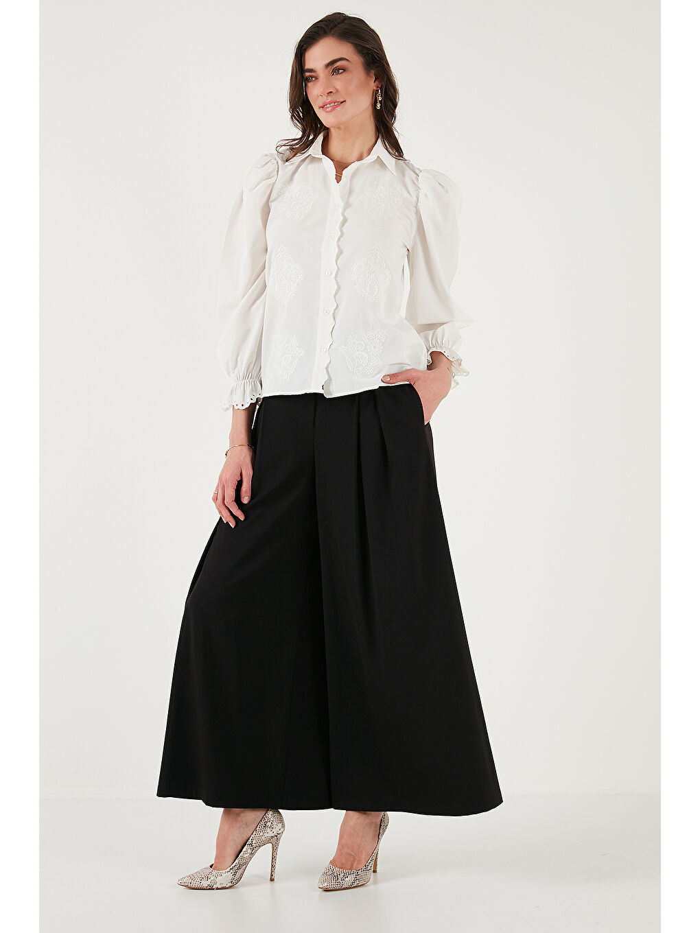 Ekru Pamuklu Slim Fit Nakışlı Balon Kol Gömlek 676208-2