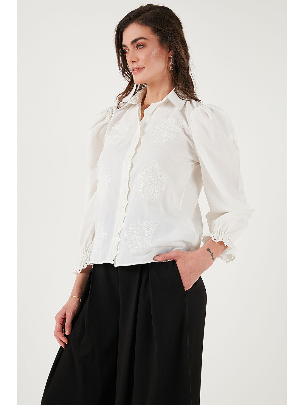 Ekru Pamuklu Slim Fit Nakışlı Balon Kol Gömlek 676208-3
