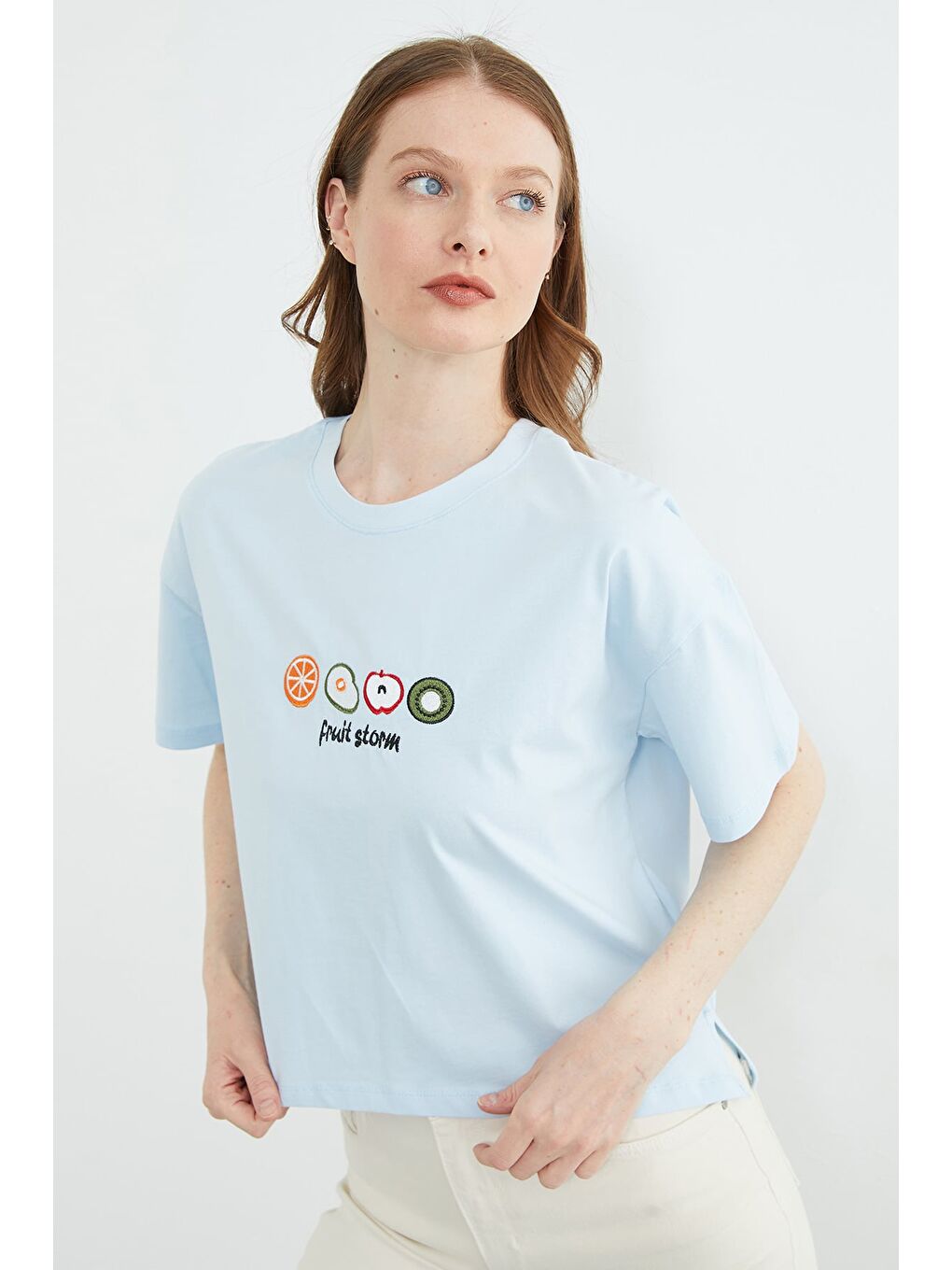 Mavi Meyve Nakışlı Yırtmaçlı Oversize Tişört-4