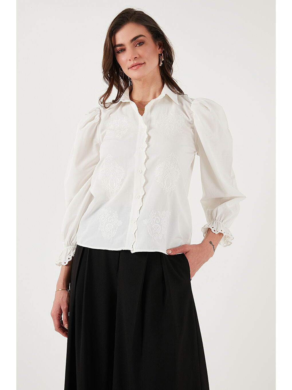 Ekru Pamuklu Slim Fit Nakışlı Balon Kol Gömlek 676208-4