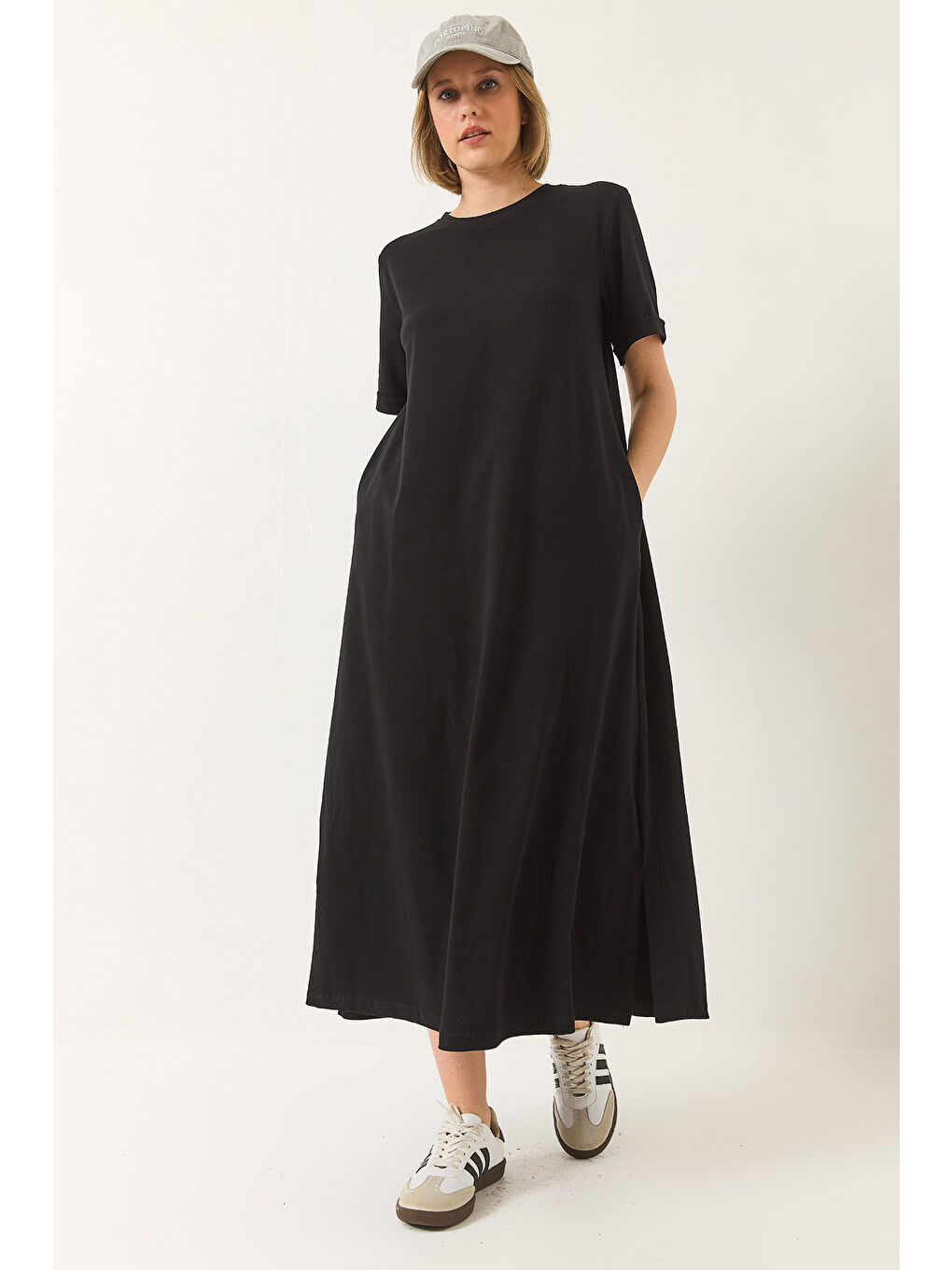 Siyah Kadın Bisiklet Yaka Kısa Kollu Cep Detaylı Uzun Basic Elbise-1