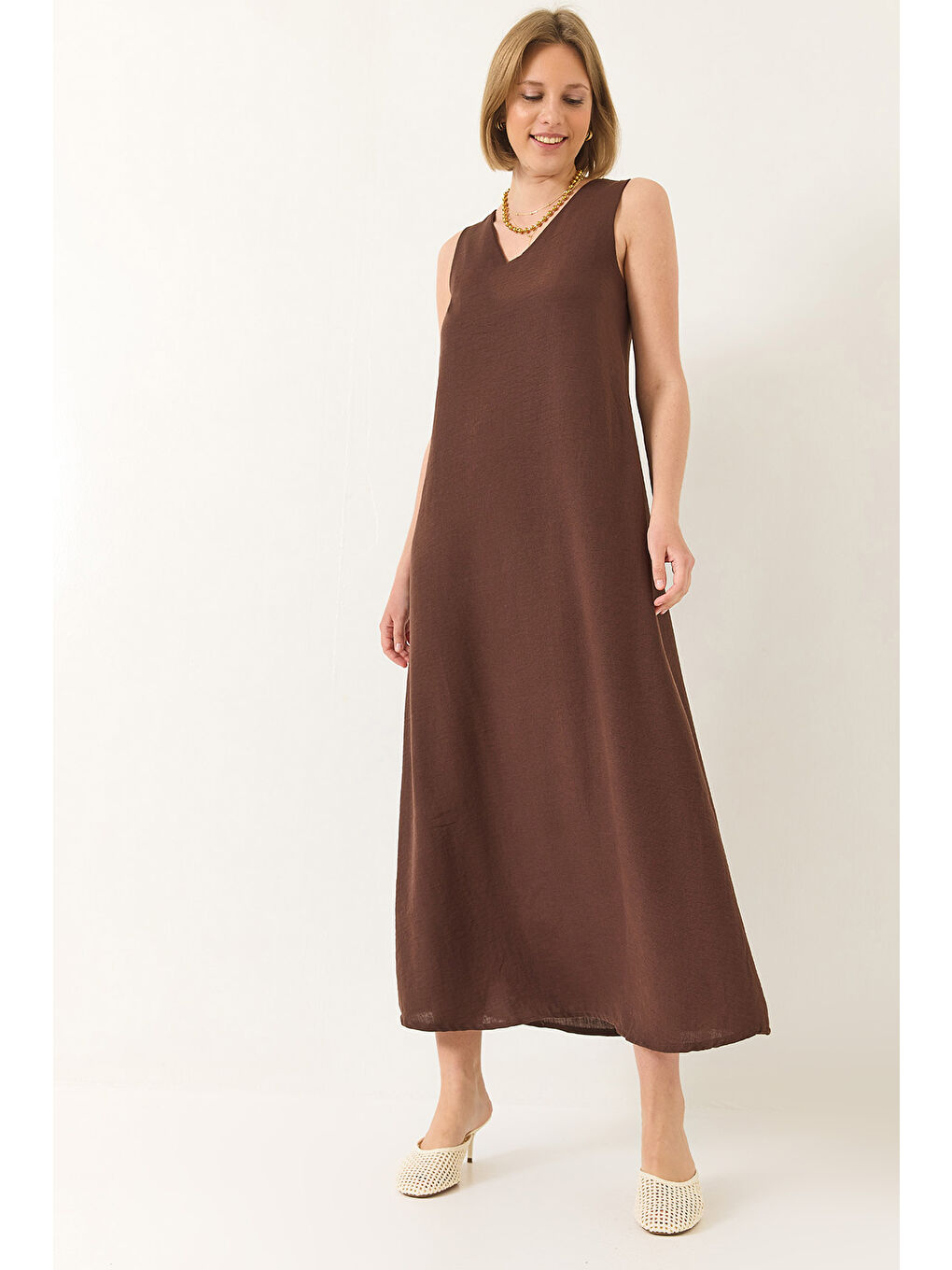 Kahverengi Kadın V Yaka Kalın Askılı Uzun Keten Elbise