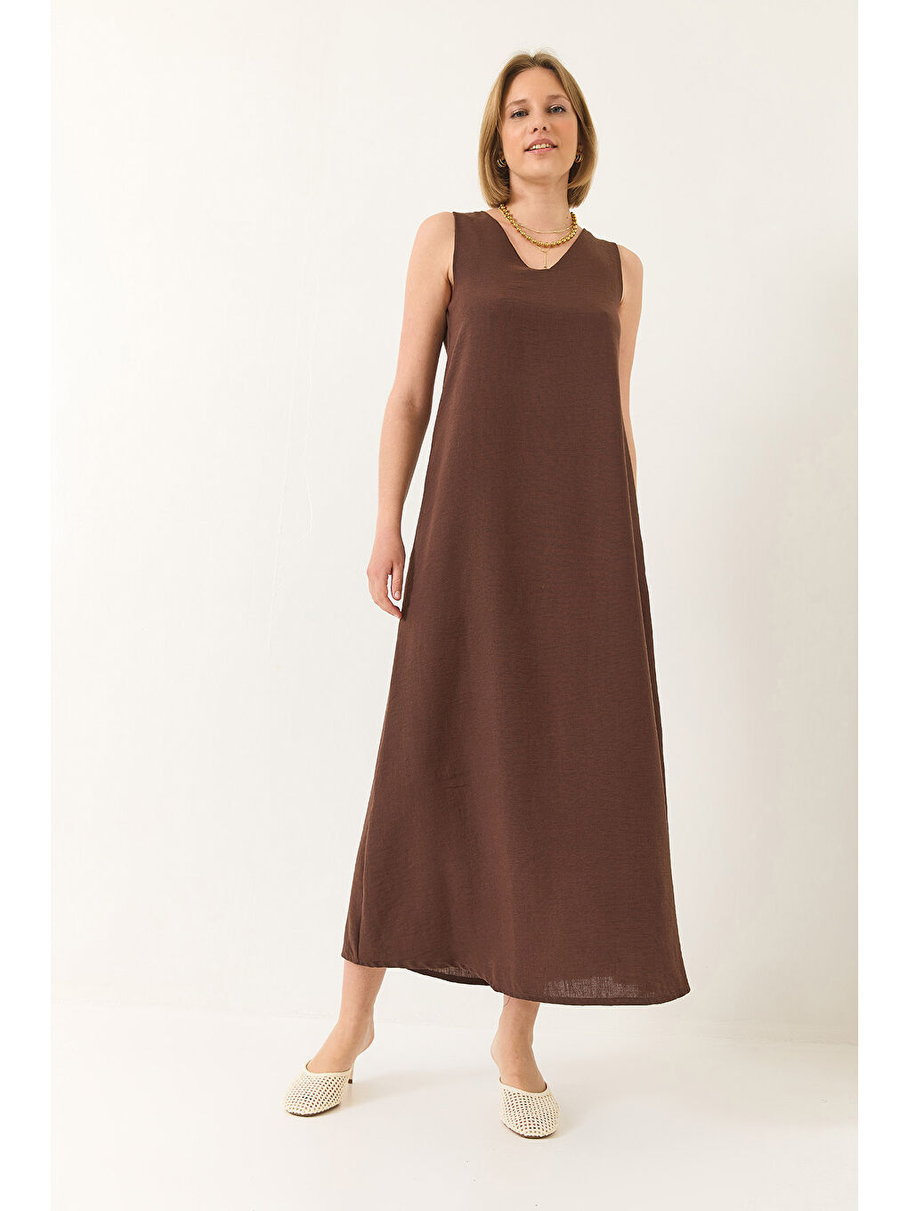 Kahverengi Kadın V Yaka Kalın Askılı Uzun Keten Elbise-1