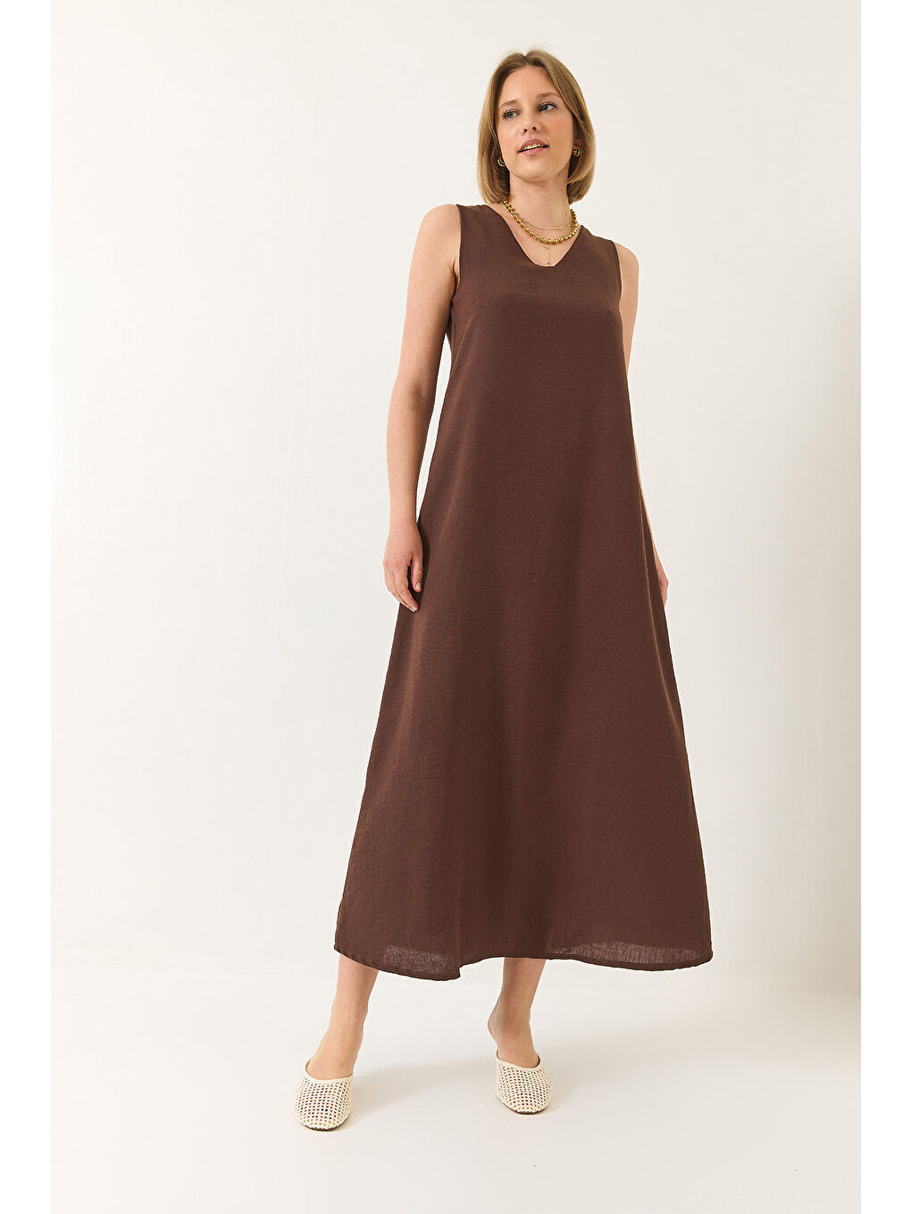 Kahverengi Kadın V Yaka Kalın Askılı Uzun Keten Elbise-2