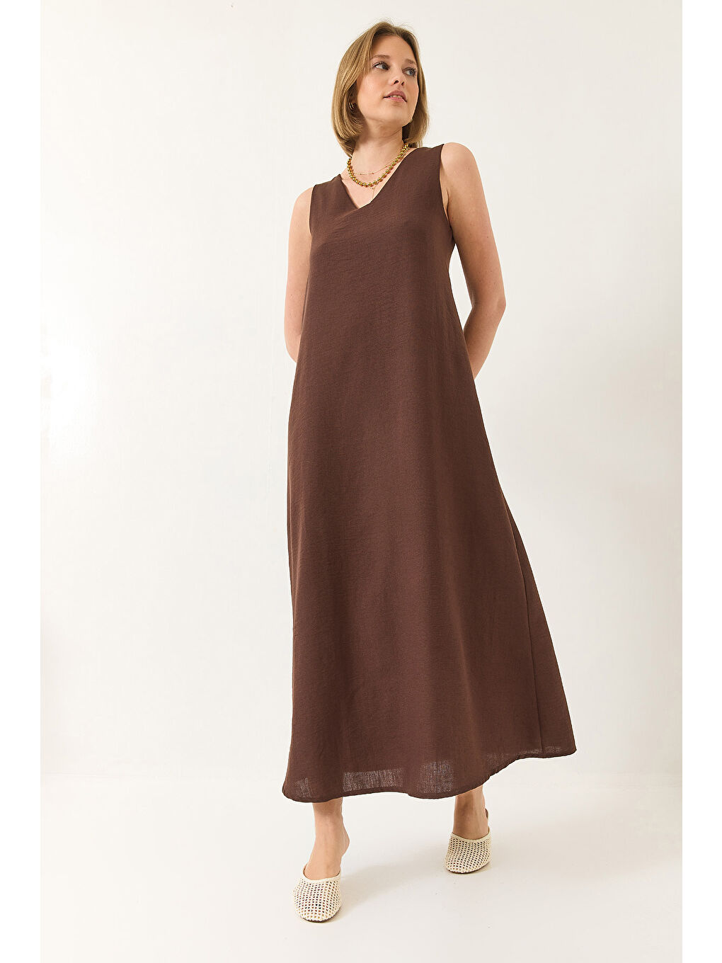 Kahverengi Kadın V Yaka Kalın Askılı Uzun Keten Elbise-3