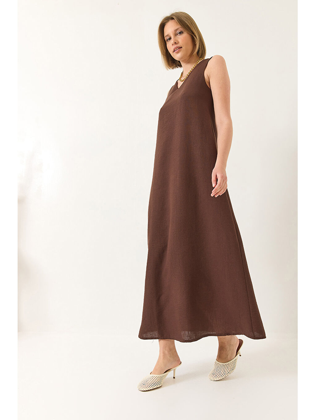 Kahverengi Kadın V Yaka Kalın Askılı Uzun Keten Elbise-4