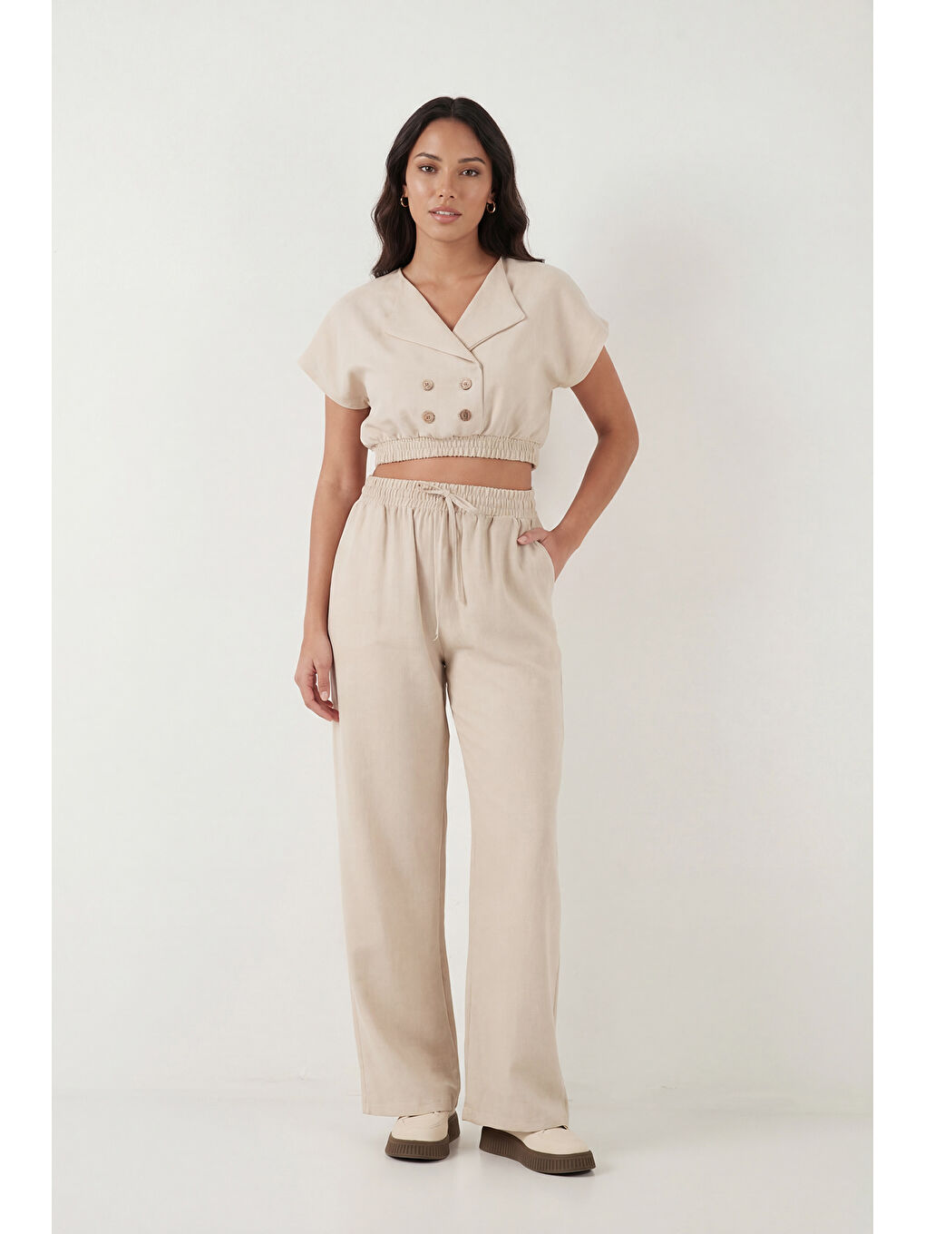Bej Regular Fit Kruvaze Yaka Düğme Detaylı Kadın Crop Takım 5866446-1
