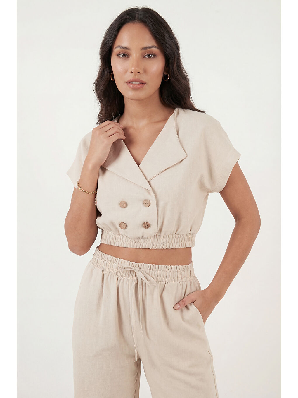 Bej Regular Fit Kruvaze Yaka Düğme Detaylı Kadın Crop Takım 5866446-2