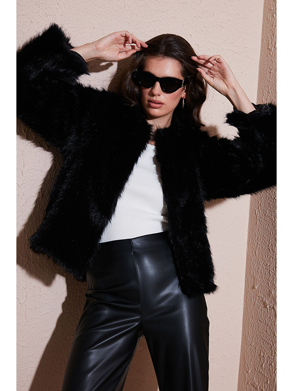 Siyah Oversize Fit Yuvarlak Yaka Astarlı Kısa Kürk 6810266