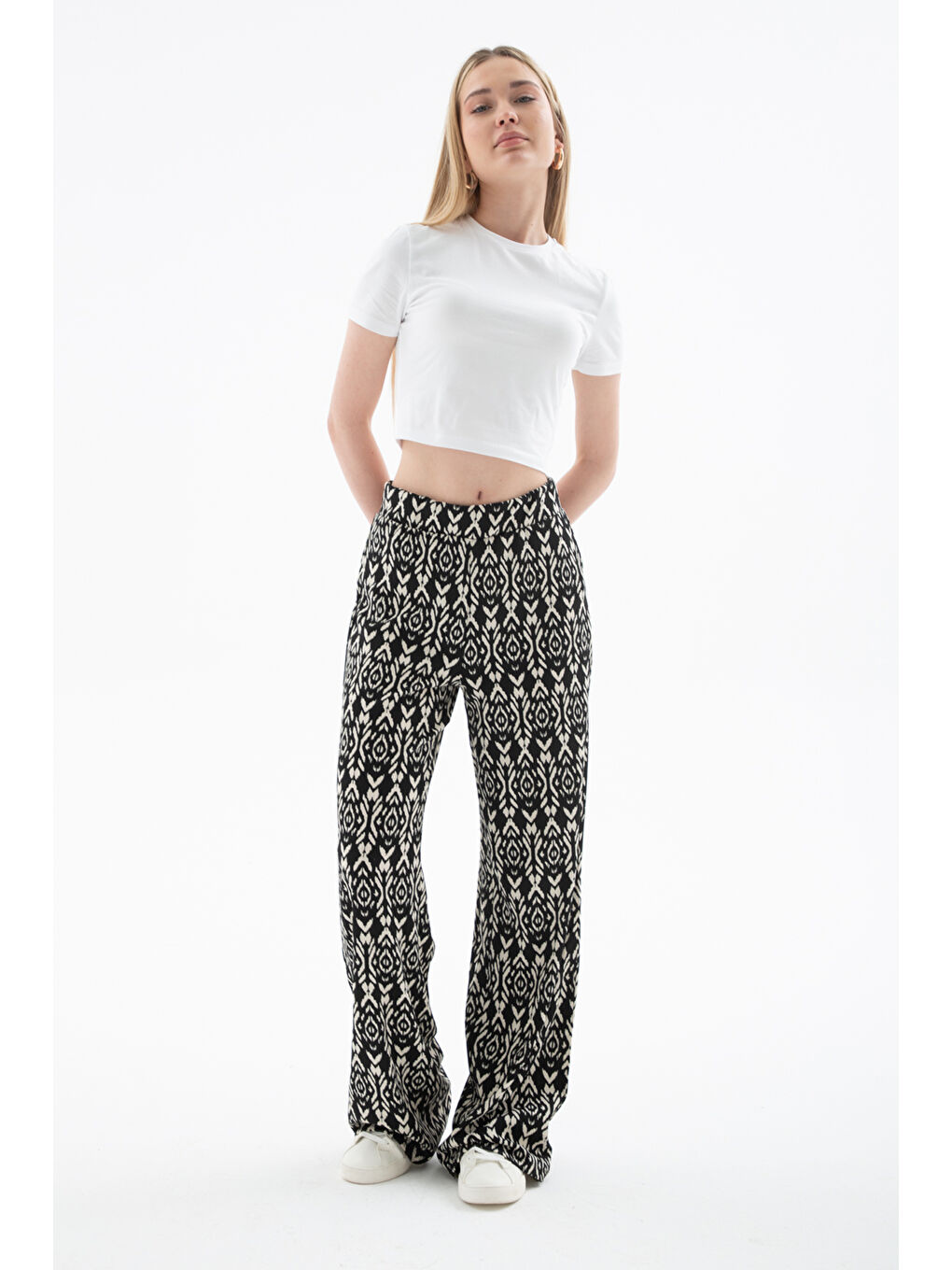 Siyah Desenli Regular Fit Yüksek Bel Bol Paça Pantolon 25Y0179K1-1