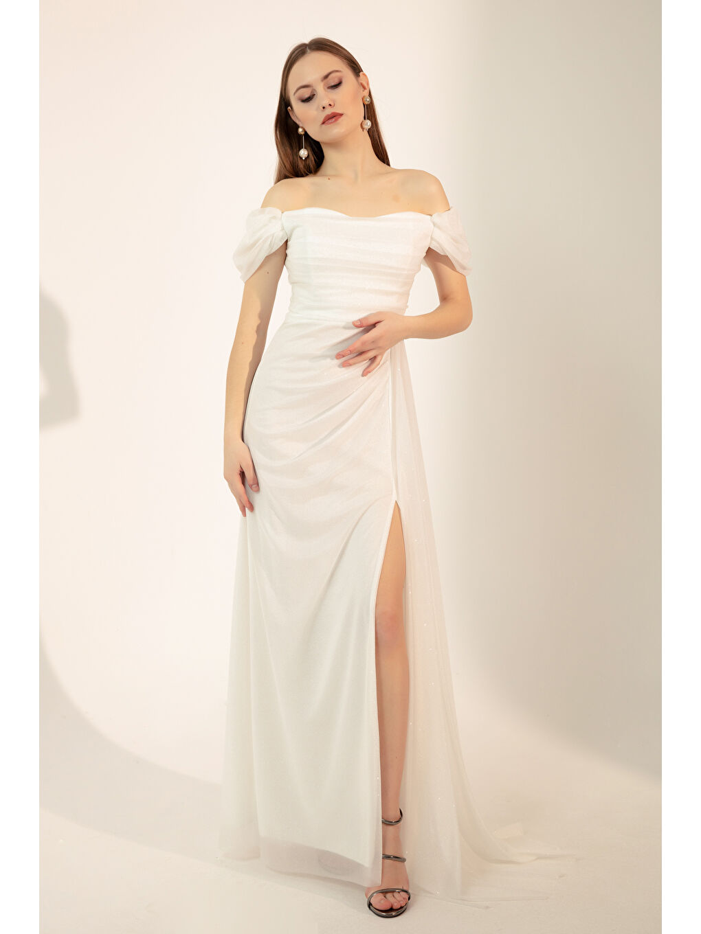 Kadın Beyaz Kayık Yaka Drapeli Yırtmaçlı Uzun Simli Abiye Elbise-1