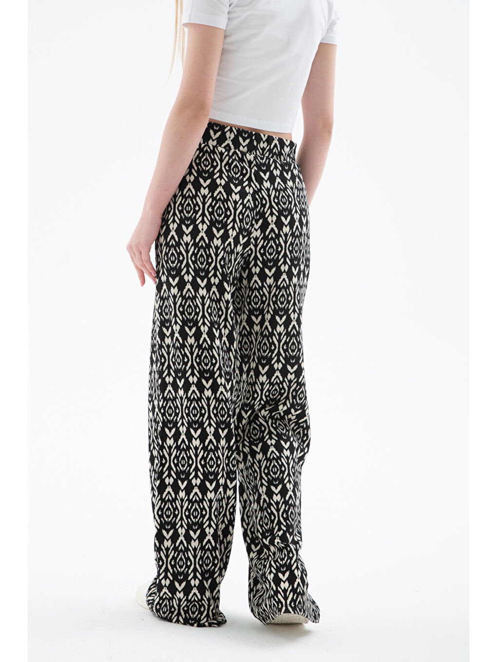 Siyah Desenli Regular Fit Yüksek Bel Bol Paça Pantolon 25Y0179K1-3