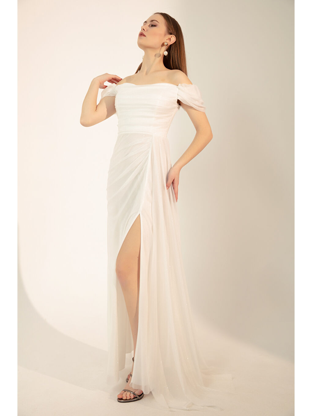 Kadın Beyaz Kayık Yaka Drapeli Yırtmaçlı Uzun Simli Abiye Elbise-2