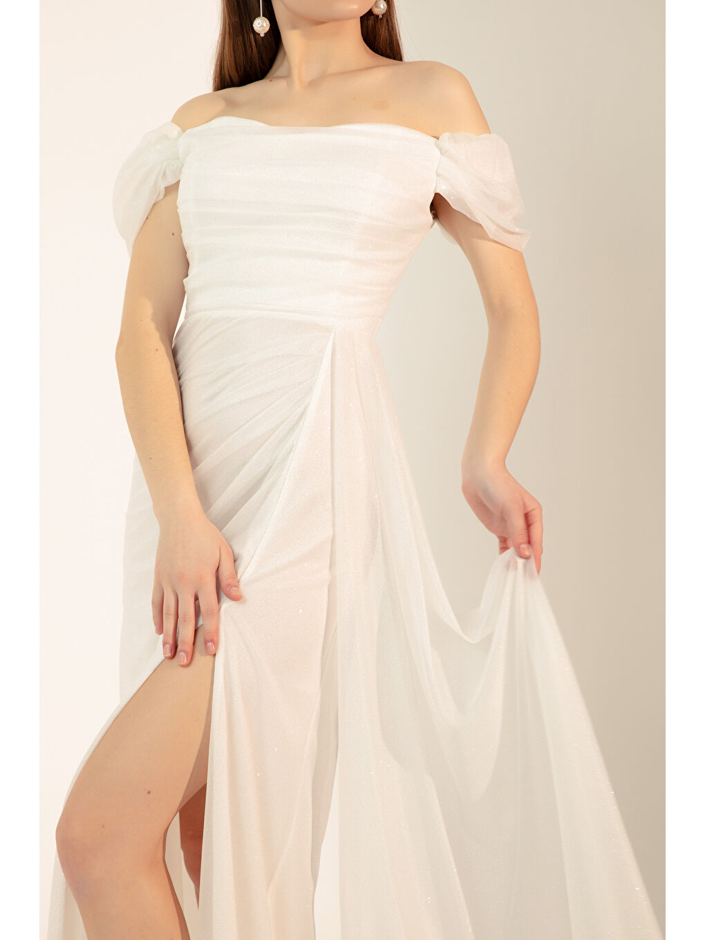 Kadın Beyaz Kayık Yaka Drapeli Yırtmaçlı Uzun Simli Abiye Elbise-3