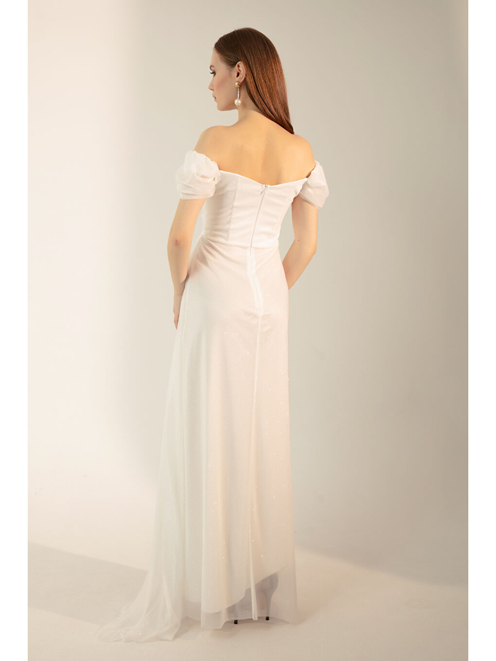 Kadın Beyaz Kayık Yaka Drapeli Yırtmaçlı Uzun Simli Abiye Elbise-4