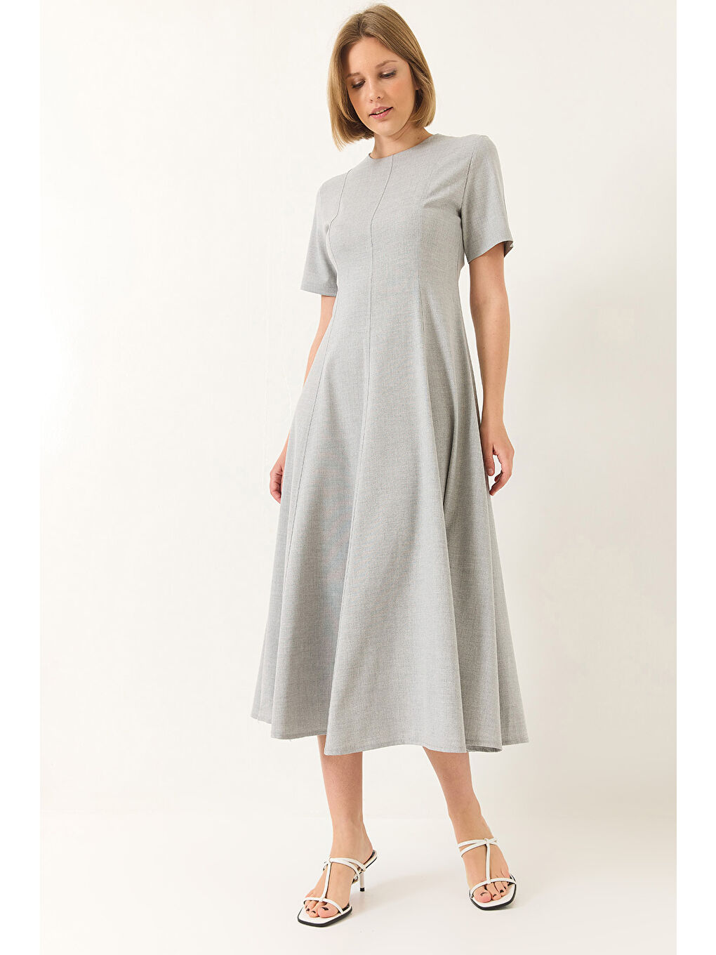 Gri Kadın Godeli Kısa Kollu Midi Boy Gizli Fermuarlı Yazlık Elbise