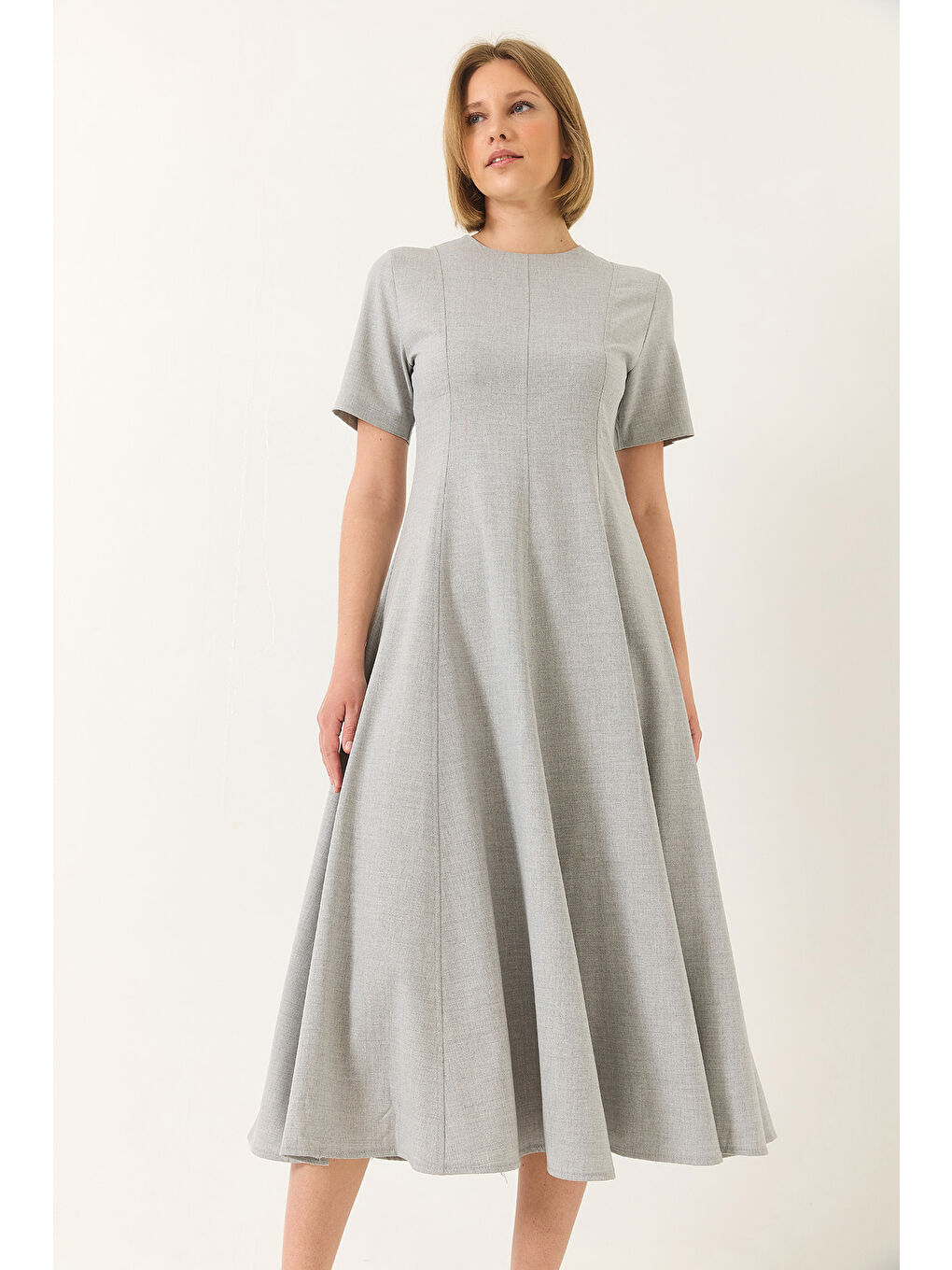 Gri Kadın Godeli Kısa Kollu Midi Boy Gizli Fermuarlı Yazlık Elbise-3