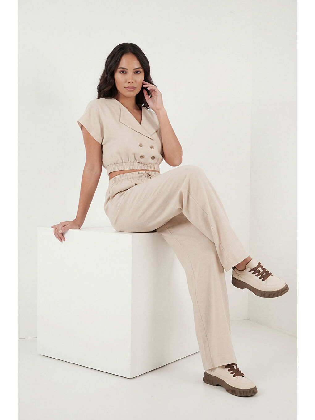 Bej Regular Fit Kruvaze Yaka Düğme Detaylı Kadın Crop Takım 5866446-5