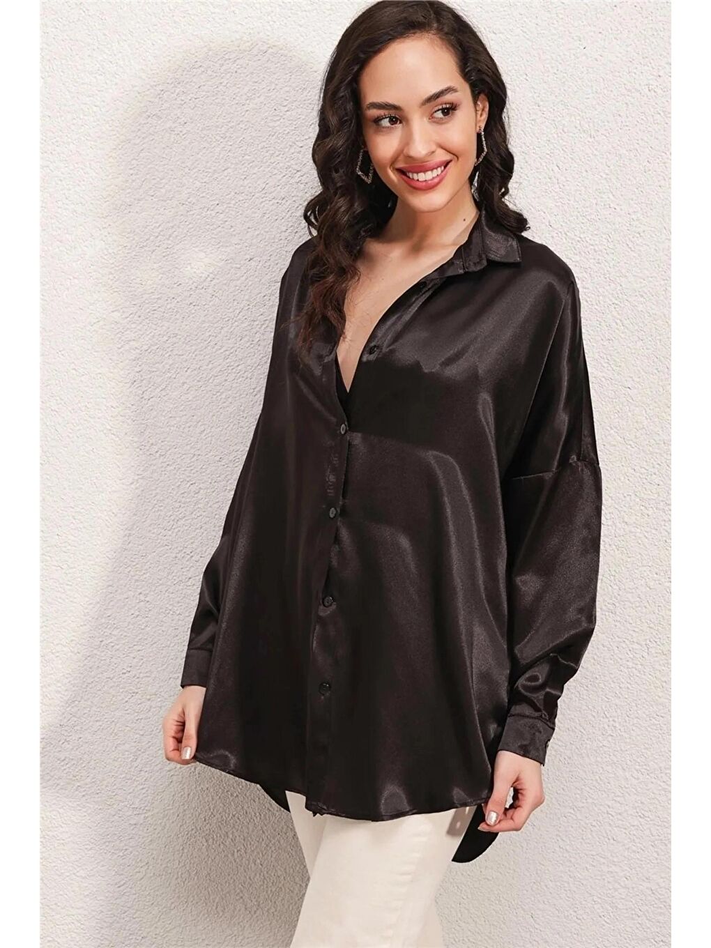 hazelin Siyah Kadın Siyah Oversize Dökümlü Saten Yüzeyli Gömlek HZL23S-BD139851 - 2