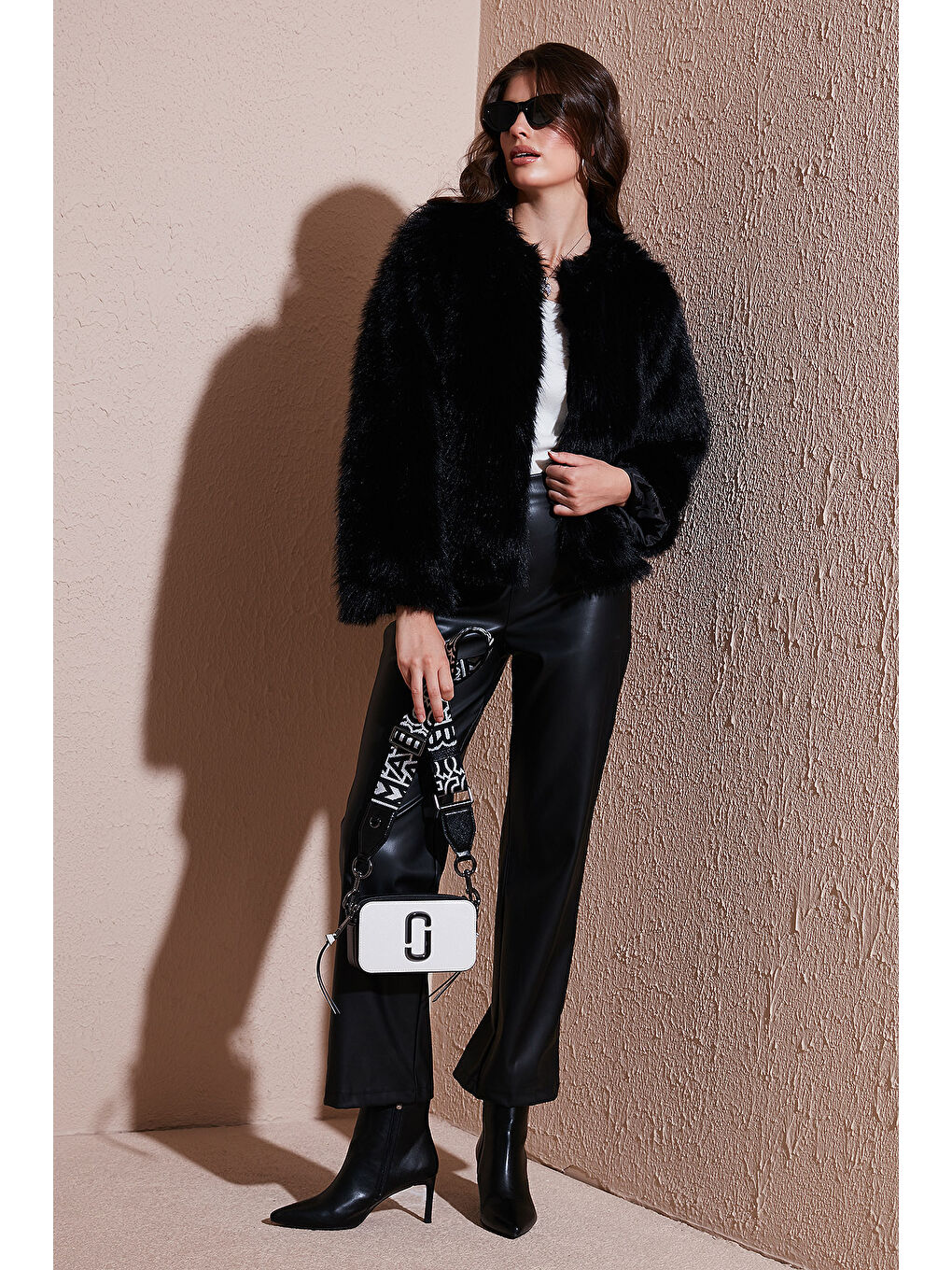 Siyah Oversize Fit Yuvarlak Yaka Astarlı Kısa Kürk 6810266-1