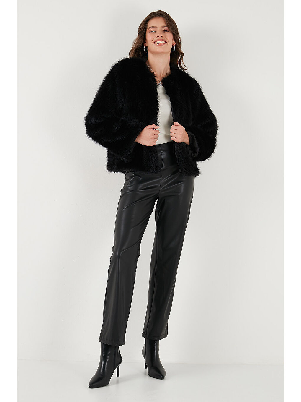 Siyah Oversize Fit Yuvarlak Yaka Astarlı Kısa Kürk 6810266-2