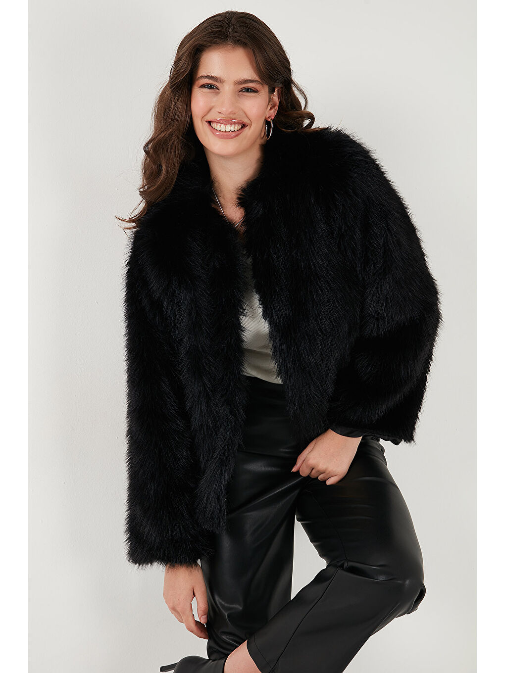 Siyah Oversize Fit Yuvarlak Yaka Astarlı Kısa Kürk 6810266-3