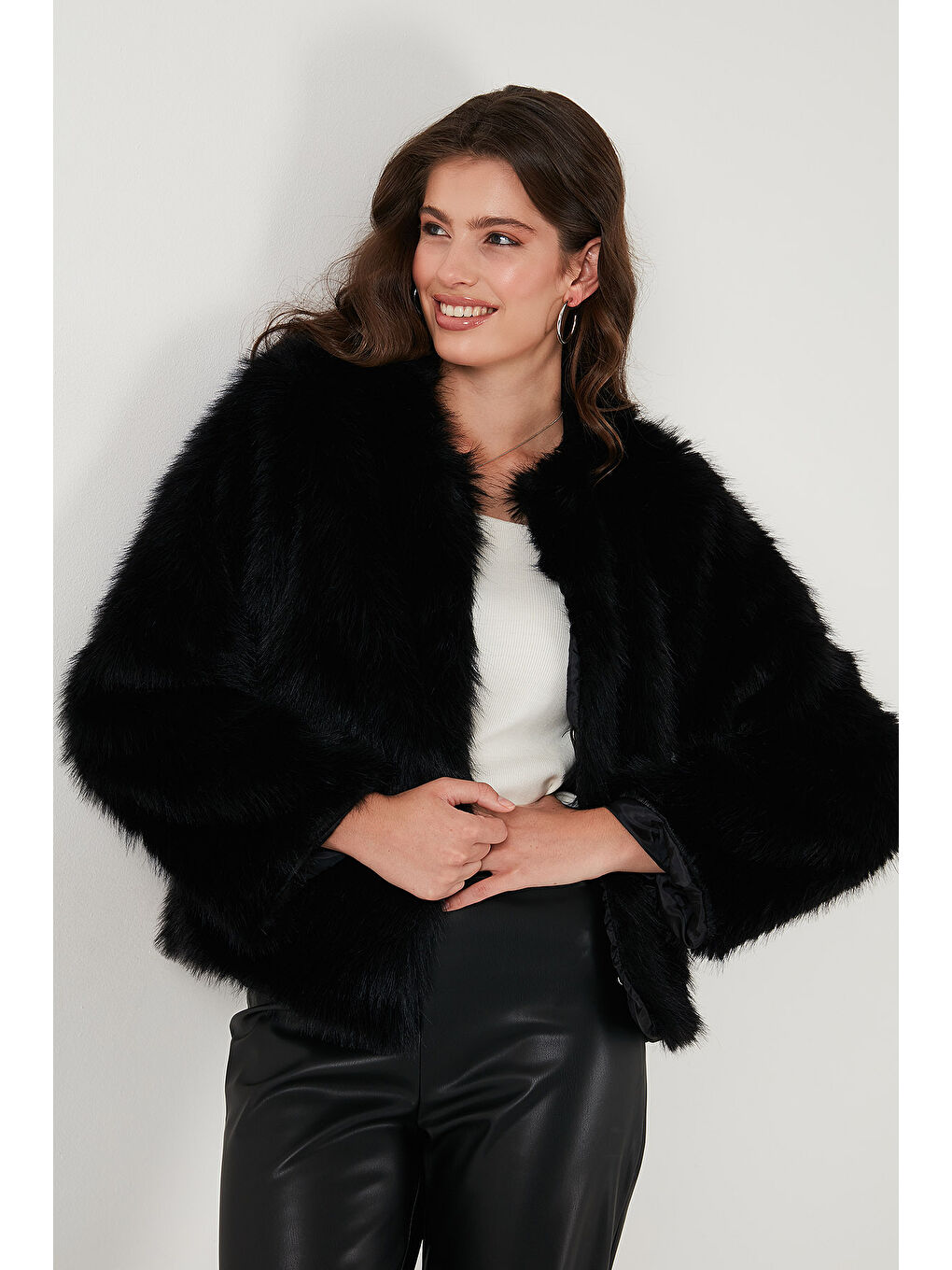 Siyah Oversize Fit Yuvarlak Yaka Astarlı Kısa Kürk 6810266-4