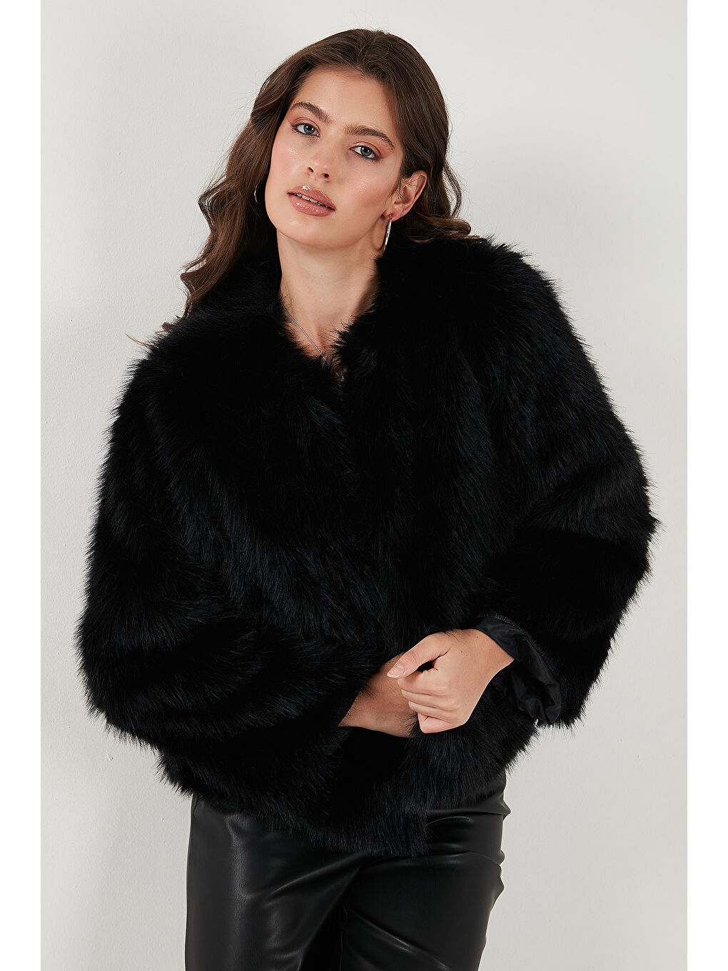 Siyah Oversize Fit Yuvarlak Yaka Astarlı Kısa Kürk 6810266-5