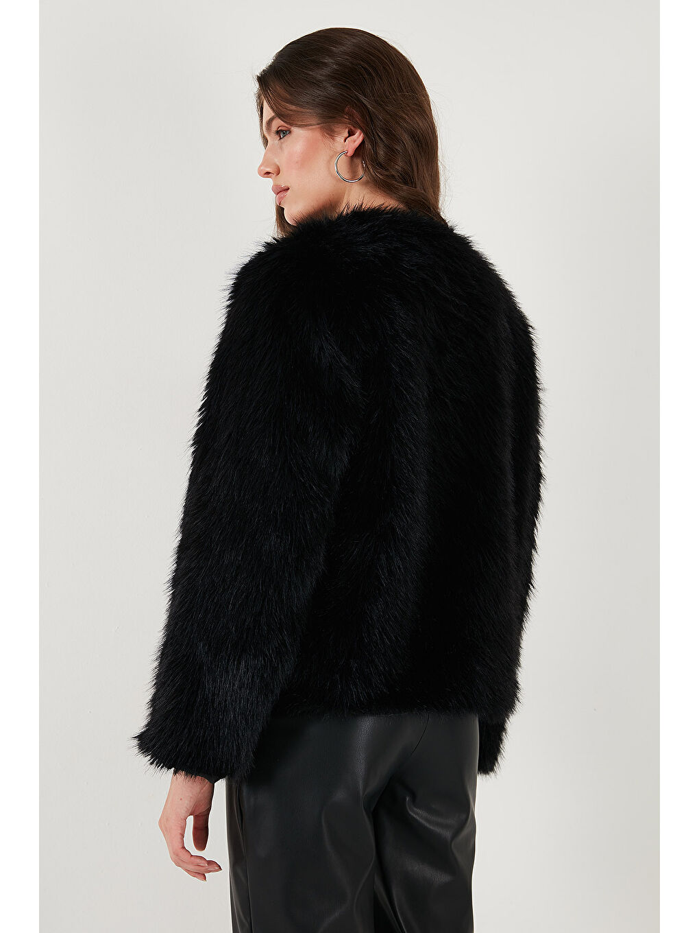 Siyah Oversize Fit Yuvarlak Yaka Astarlı Kısa Kürk 6810266-6