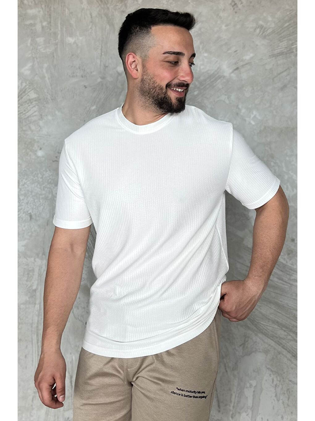 Ekru Kendinden Desenli Bisiklet Yaka Erkek Tişört