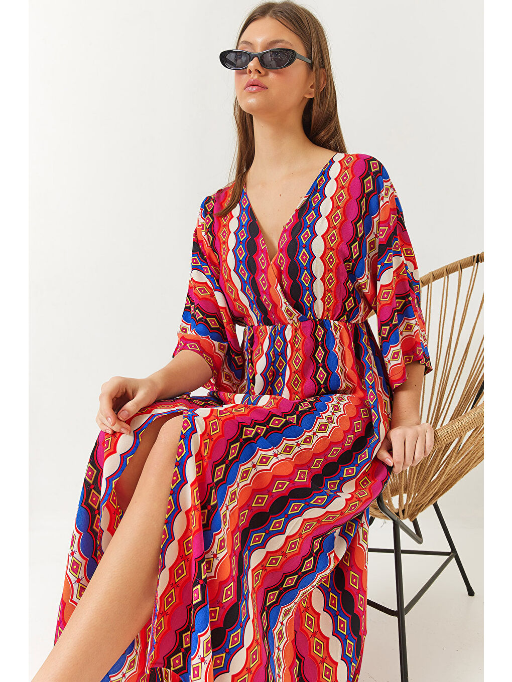 Fuşya Kadın Kruvaze V Yaka Önden Yırtmaç Detaylı Desenli Elbise