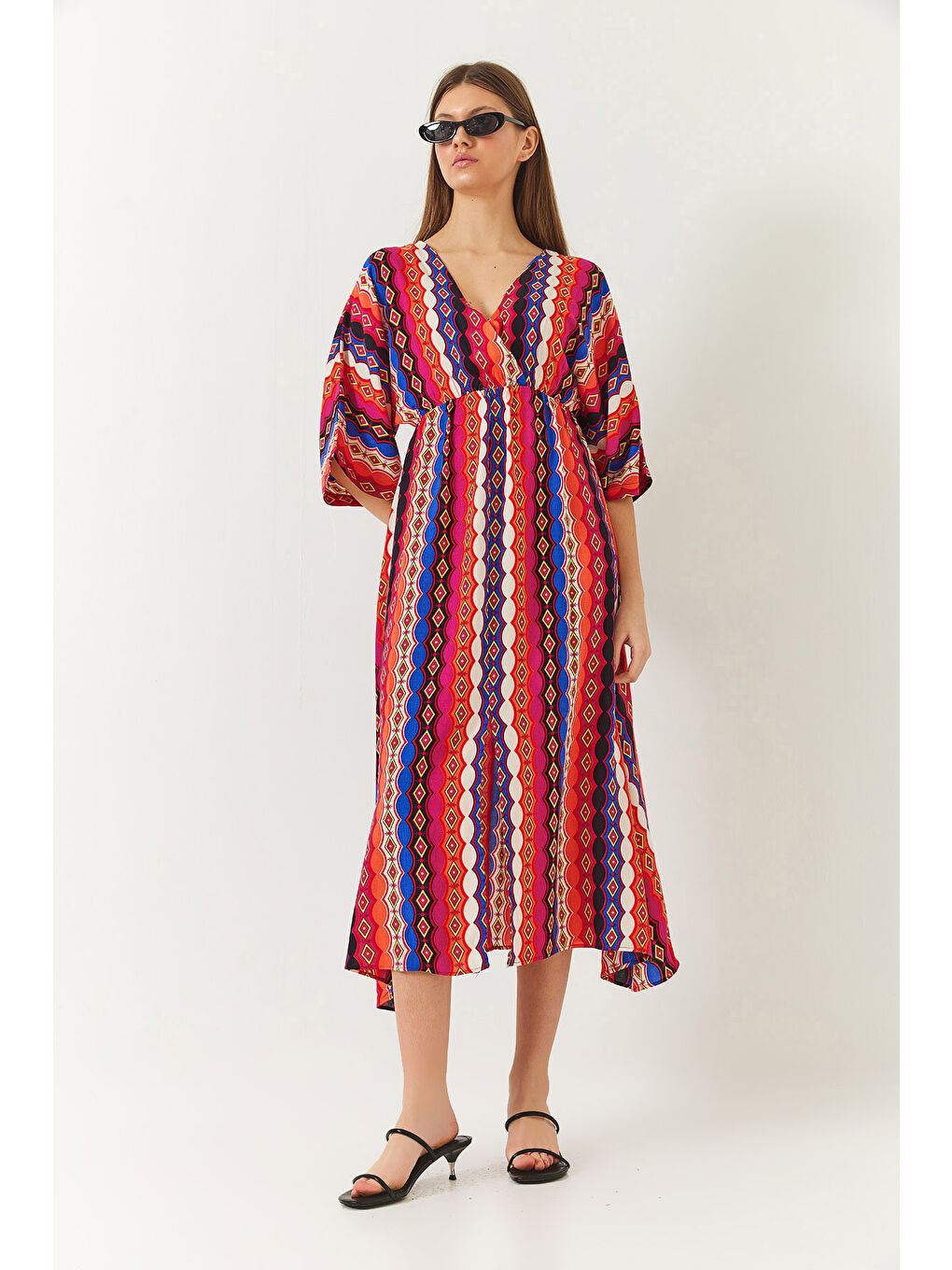 Fuşya Kadın Kruvaze V Yaka Önden Yırtmaç Detaylı Desenli Elbise-2