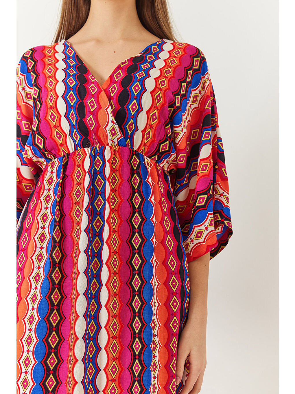 Fuşya Kadın Kruvaze V Yaka Önden Yırtmaç Detaylı Desenli Elbise-5