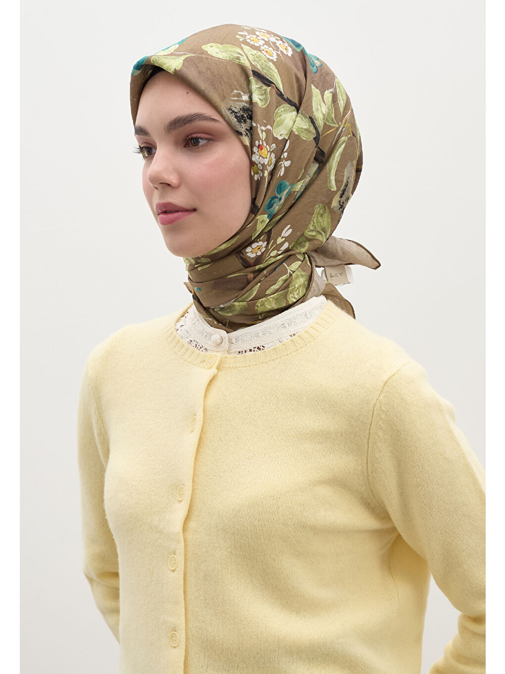 Kahverengi Flower Rain Desen Pamuklu Viskon Eşarp Sütlü Kahve-1